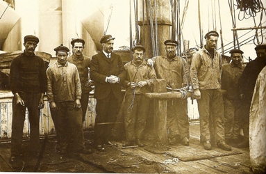 Lerebourg, Thomas, Frachat, Charcot, Besnard, Cholet, Denais, Hervé et Libois. Sur les visages du commandant et de ces quelques hommes d’équipage se lisent encore les marques de l’hivernage pénible