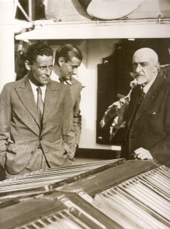 Paul-Emile Victor et Jean-Baptiste Charcot,  sur le pont du Pourquoi pas ? en septembre 1935 à Rouen