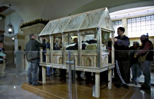 La châsse de cristal de Padre Pio