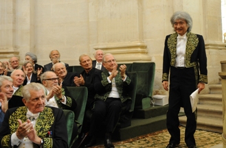 Seiji Ozawa, applaudi par ses confrères de l’Académie des beaux-arts