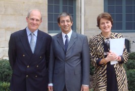 Jean-René Bourrel, responsable de programmes à la direction de l’éducation et de la formation à l’OIF, Michel Boiron, directeur du CAVILAM, et Hélène Renard, directrice de la radio