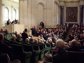 Philippe Beaussant prononçant l’éloge de Jean-François Deniau, le 23 octobre 2008, sous la Coupole de l’Institut de France