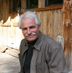 Yann Arthus-Bertrand, 1<sup>er<\/sup> octobre 2008, dans le jardin de l’Agence Altitude