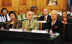 François Macé, professeur à l’INALCO, académie des inscriptions et belles-lettres, 23 mai 2008 (au centre)