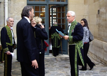 Yann Arthus-Bertrand peu avant sa réception sous la Coupole de l’Institut. A gauche au second plan, Pierre Schoendoerffer, réalisateur, membre de l’Académie des beaux-arts