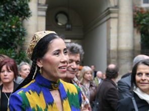 Monajat Yulchieva, a interprété un chant ouzbek, après la violoniste Sarah Nemtanu qui a joué une sonate de Bach, sous la Coupole