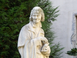 Voltaire. Buste de la statue dans le square derrière l’Institut de France