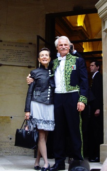 Yann Arthus-Bertrand sortant de la Coupole de l’Institut en compagnie de son épouse