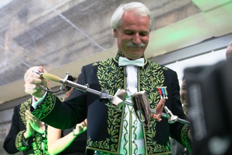 Une épée style "art récup" pour Yann Arthus-Bertrand, composée d’une représentation d’un pot de yaourt, d’une cannette, d’une bouteille plastique, d’un tube de dentifrice et d’une ampoule !