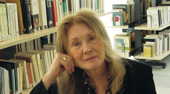 Annie Ernaux est successivement devenue institutrice, professeur agrégée de lettres modernes. Prix Renaudot pour La Place en 1984, elle écrit à la croisée de l’expérience historique et de l’expérience individuelle.