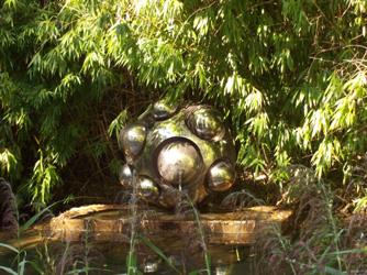 Sculpture de Pol Bury dans le parc de la fondation Gianadda