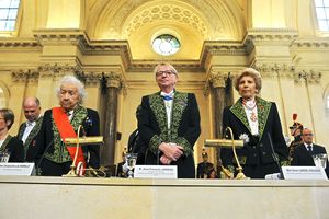Au centre, le président de la séance, Jean-François Jarrige, entouré de Jacqueline de Romilly (à gauche) et d’Hélène Carrère d’Encausse, Secrétaire Perpétuel de l’Académie française (à droite).