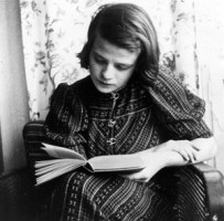 Sophie Scholl en train de lire