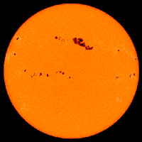 Les taches solaires sont dues à une augmentation locale du champ magnétique. Leur plus grande dimension peut atteindre plusieurs dizaines de milliers de km