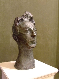 Le buste de Cocteau sculpté par Gestalder