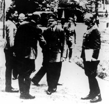 Stauffenberg (1er à g) rencontrant Hitler.