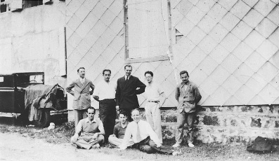 Le groupe Bourbaki réuni à Besse en juillet 1935. Debouts : Henri Cartan, René de Possel, Jean Dieudonné, André Weil. Assis : Szolem Mandelbrojt, Claude Chevalley.