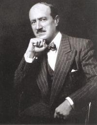 Saint-John Perse,  pseudonyme d’Alexis Léger, est un poète et diplomate français, né le 31 mai 1887 à la Guadeloupe