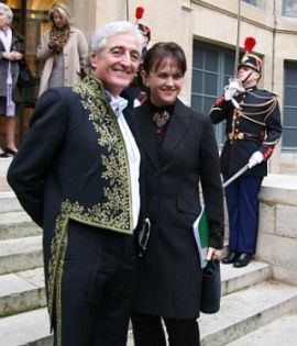 Jean-Loup Dabadie de l’Académie française et son épouse, à la sortie de sa réception sous la Coupole, le 12 mars 2009 à l’Institut de France