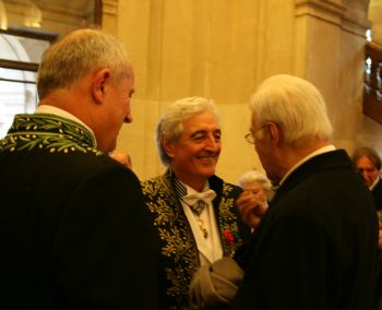 Jean-Loup Dabadie de l’Académie française, entouré de ses amis, son confrère Frédéric Vitoux à gauche et de Guy Bedos à droite, le 12 mars 2009, sous la Coupole de l’Institut de France