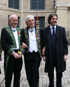 Jean-Loup Dabadie de l’Académie française, entouré de son confrère Frédéric Vitoux et de son fils, à la sortie de sa réception sous la Coupole, le 12 mars 2009 à l’Institut de France
