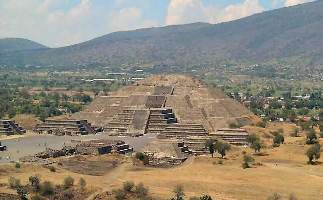 Pyramide de la lune, monument aztèque du Teotihuacán, littéralement, « lieu où l’on devient dieu »