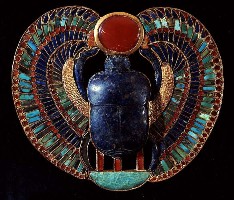 Bijou en forme de scarabée provenant de la tombe de Toutankhamon. Vallée des Rois, Thèbes. Or, ambre et lapis-lazuli. XVIIIe dynastie. Vers 1361-1352 avant J.-C.