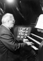 Olivier Messiaen, à l’orgue Cavaillé-Coll de l’église de la Trinité, à Paris.