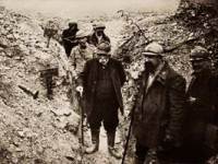 Georges Clemenceau en visite dans une tranchée