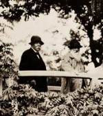 Georges Clemenceau et Claude Monet sur le pont japonais de la propriété de Monet à Giverny