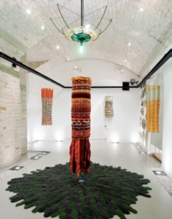 La Belle au bois dormant (pendant qu’elle dormait), montage-ruban, installation de David-Elliot Salamanovich, 2008