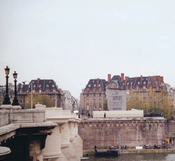 L’échafaudage dressé autour de la statue (cl. J.-P. Babelon)