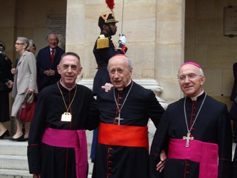 Monseigneur Claude Dagens après sa réception sous la Coupole le 14 mai 2009, accompagné du cardinal Roger Etchegaray de l’Académie des sciences morales et politiques, et du nonce apostolique Fortunato Baldelli (de gauche à droite).