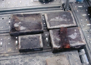 Les grandes boîtes sur l’échafaudage, après extraction (cl. J.-P. Babelon)