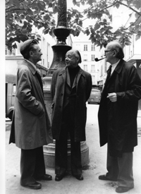 Eugène Ionesco entouré de Emil Cioran (à gauche) et Mircea Eliade (à droite) © Louis Monier