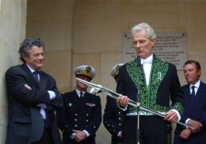 Le ministre Jean-Louis Borloo et Jacques Rougerie, cérémonie de remise d’épée d’académicien, 3 juin 2009, Cour d’honneur de l’Institut de France