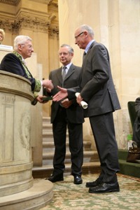 Michel Albert, secrétaire perpétuel de l’Académie des sciences morales et politiques et les représentants de la fondation "Les petits frères des pauvres", Prix humanitaire Louis D, 10 juin 2009, Coupole de l’Institut de France