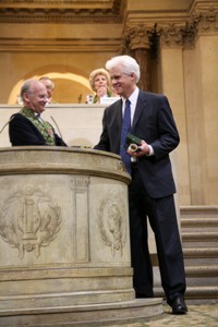 Alain Carpentier, Vice-président de l’Académie des sciences et Eric Olson, Lauréat du Grand Prix scientifique de la Fondation Lefoulon-Delalande, 10 juin 2009, Coupole de l’Institut de France