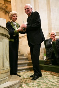 Hélène Carrere d’Encausse, secrétaire perpétuelle de l’Académie française et Minlan Kundera, Lauréat du Prix mondial de la Fondation Simone et Cino del Duca, 10 juin 2009, Coupole de l’Institut de France