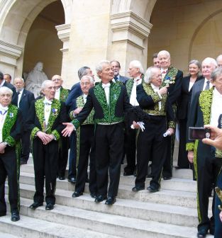 L’académicien Jacques Rougerie entouré de ses confrères, 3 juin 2009, Cour d’honneur de l’Institut de France
