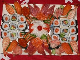 Plat japonnais fait de sushi, sashimi et maki