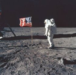 Neil Armstrong :  Cest un petit pas pour l’homme, un pas de géant pour l’humanité, le 21 juillet 1969