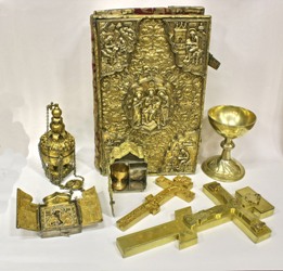 Évangéliaire, Encensoir, calice devant : triptyque portatif, custode, croix d’autel