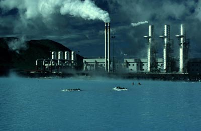 Centrale géothermique. Des gens se baignent autour d’une centrale géothermique en Islande.