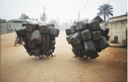 Twin Airbags, photographie de Romuald Hazoumé (2004)