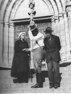 Madame Boudier, Henri Pourrat et Pierre Villetard devant l’église St-Jean d’Ambert, 1955