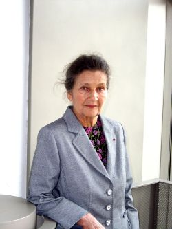 Simone Veil à l’entrée des studios de Canal Académie