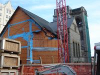 Emmaillotée dans une toile orange et bleu, l’église se prépare pour une nouvelle affectation.