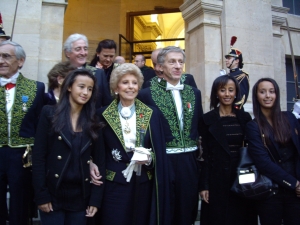 Réception de Jean-Christophe Rufin de l’Académie française le 12 novembre 2009, Jean-Christophe Rufin, entouré de son épouse et de deux de ses filles avec Hélène Carrère d’Encausse et Yves Pouliquen