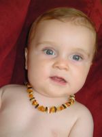 Jeune enfant portant de l’ambre